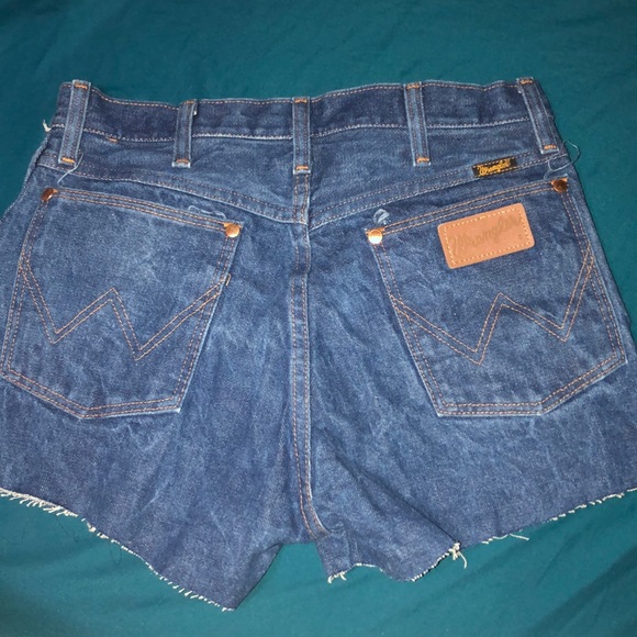 Wrangler cut off shorts - Picture 2 of 3
